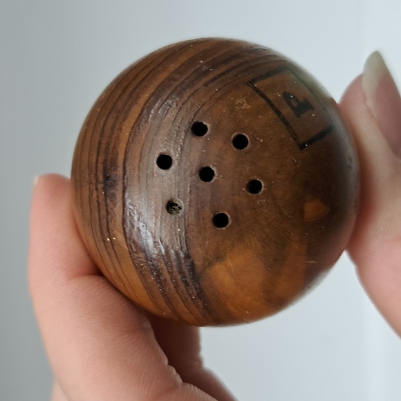 Vintage wood bowling pin and ball salt and pepper set - Picture 6 of 9